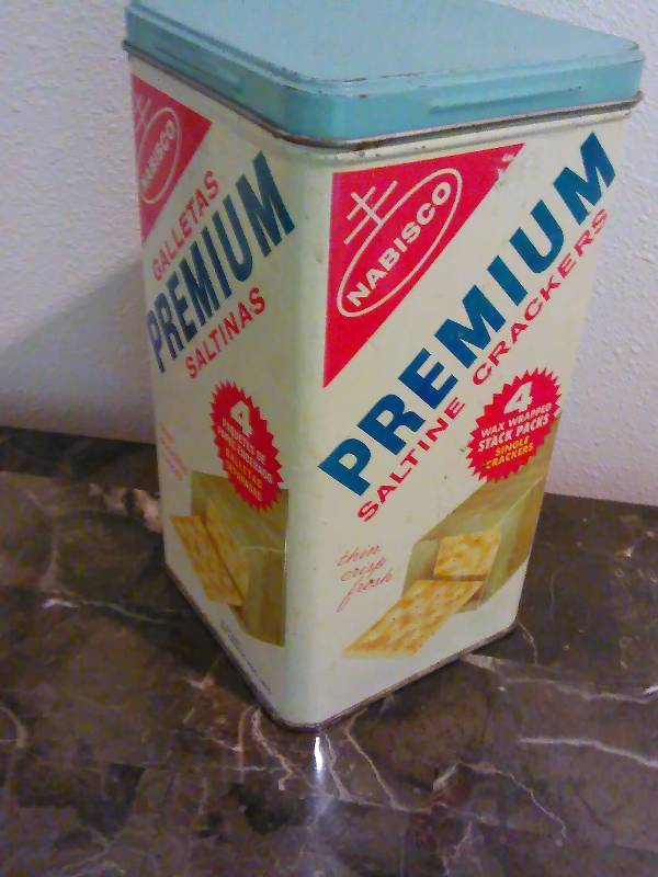 lot 34 image: Vintage Nabisco Saltine Tin Canister