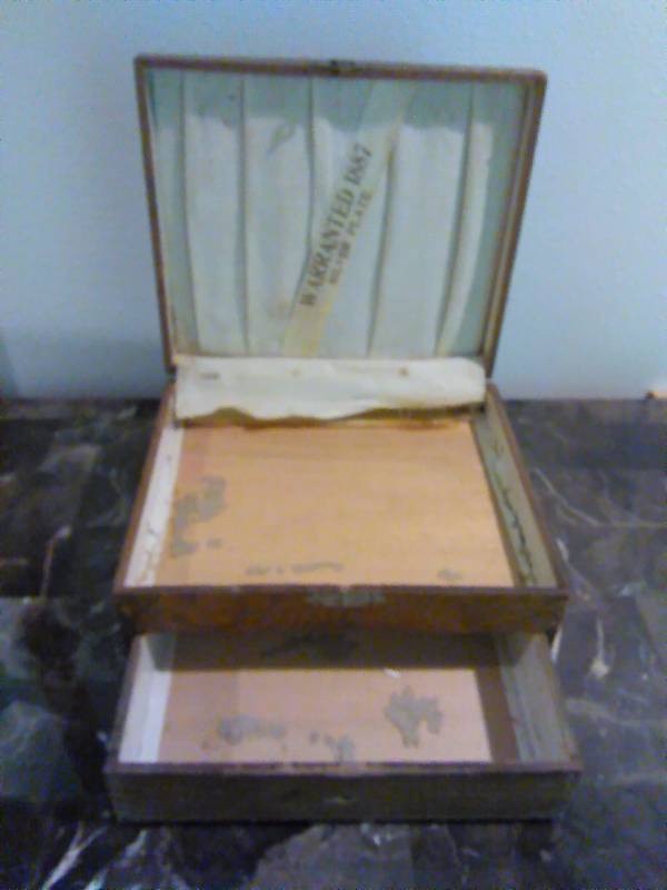 lot 47 image: Vintage Box  See pictures for full detail, latch and handle