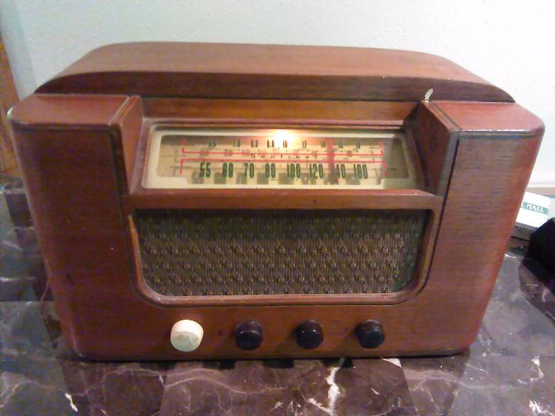 lot 50 image: Vintage Radio, powers up, Sentinel Standard and Shortwave