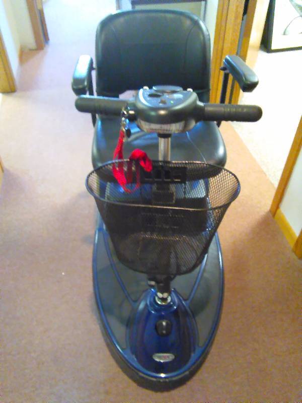 lot 72 image: Revo personal indoor outdoor scooter.