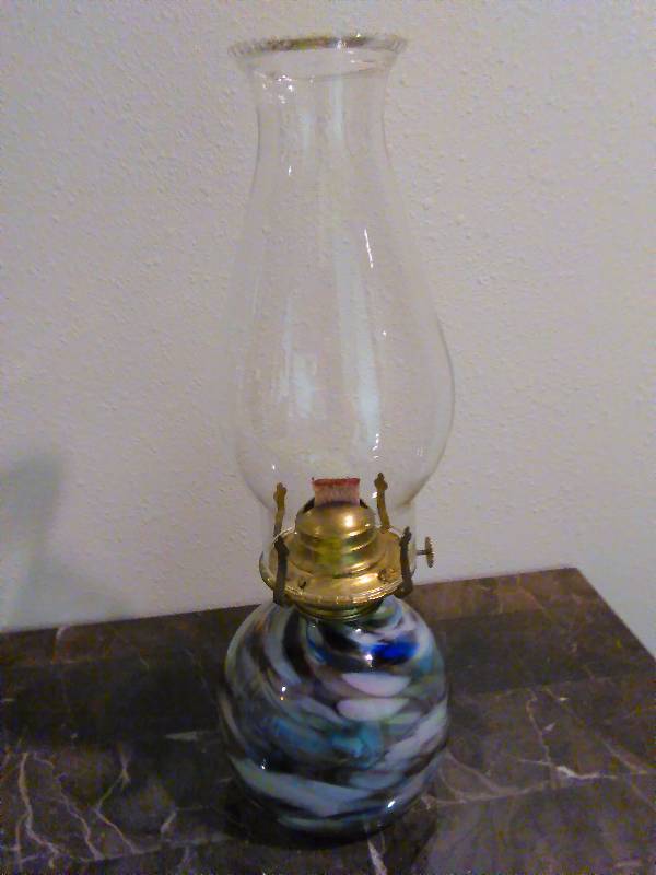 lot 80 image: Vintage Oil Lamp 14 inches tall