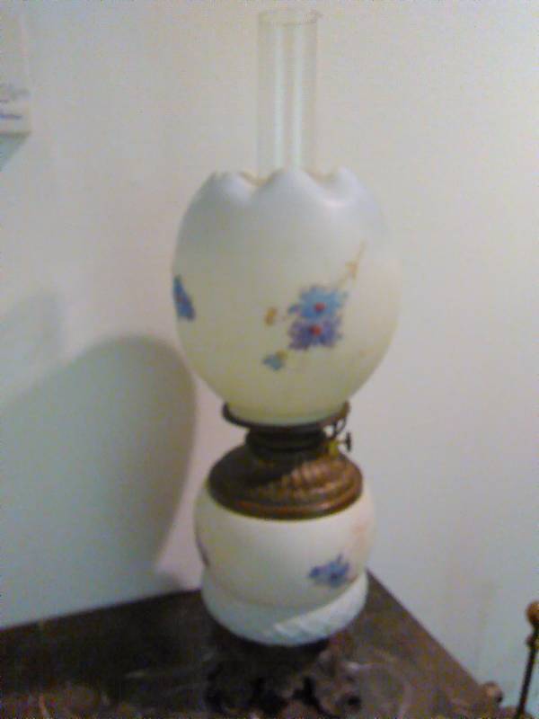 lot 86 image: Antique Parlor Lamp, Pre-1870, current owner can date it back in their family to 1870. EXCELLENT CONDTION