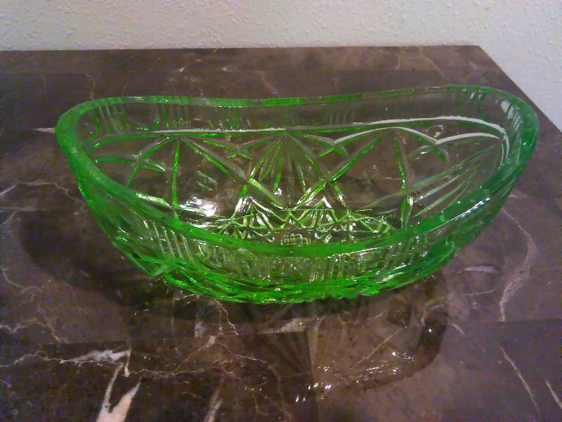 lot 92 image: Vintage English Glass (green) Serving Dish