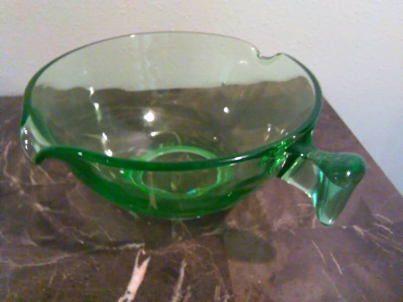 lot 96 image: Vintage Green Depression Glass Slick Handle Batter Bowl Pour Spouts US Glass Circa 1930s 9  inches in diameter