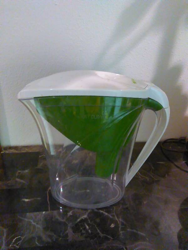 lot 100 image: Shaklee Get Clean Filtration Water Pitcher