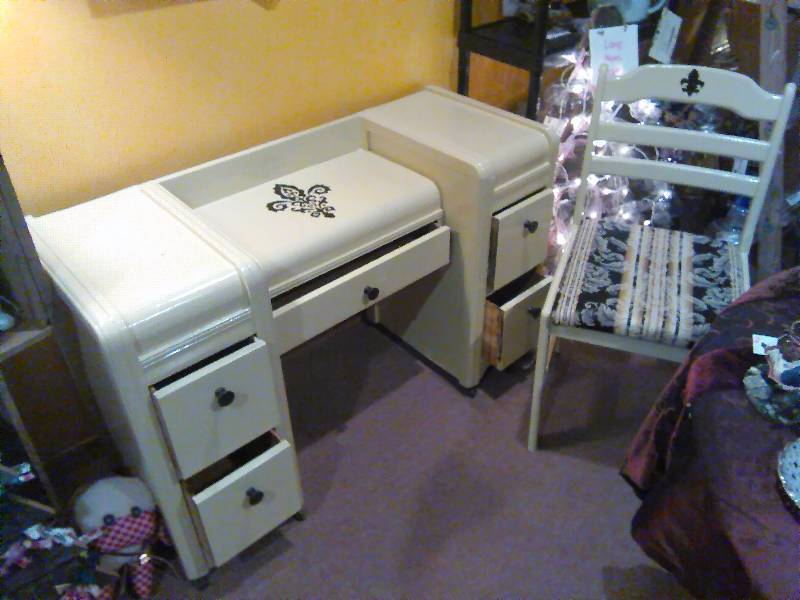 lot 131 image: Vintage Accent Table, 5 drawer with chair