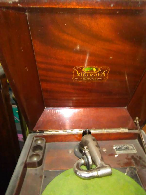 lot 161 image: Antique Victrola Hand Crank Phonograph, VV90
