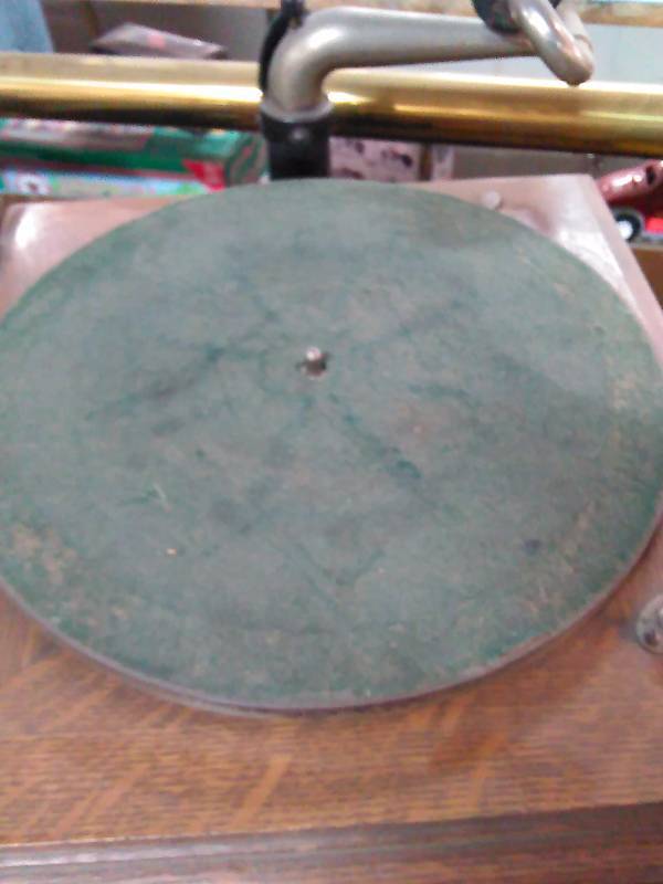 lot 162 image: Antique Victrola Hand Crank Phonograph, 16 base