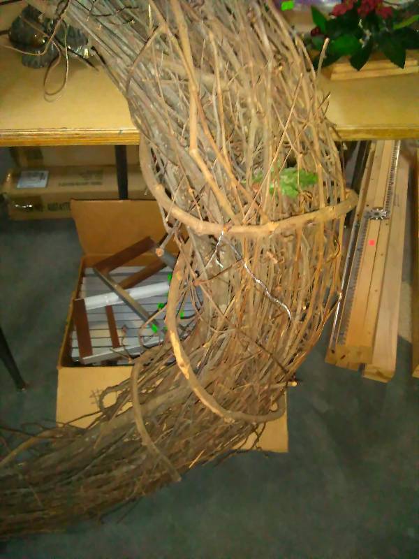 lot 182 image: 48 Grapevine Wreath