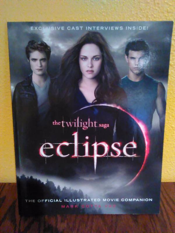 lot 193 image: Twilight Saga Eclipse Book, Mark Cotta Vaz, 2010 - Near Mint