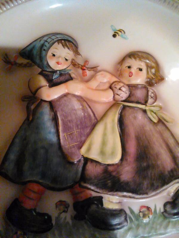 lot 194 image: 10 Hummel Plate, Spring Dance