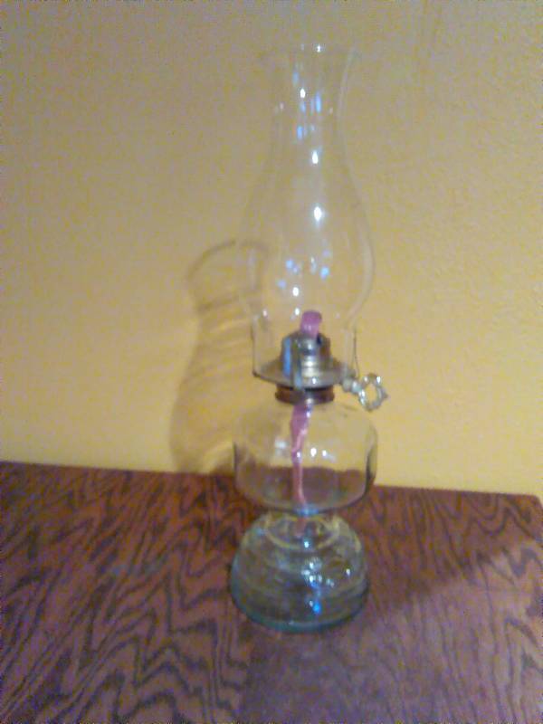 lot 197 image: Vintage Clear Glass Oil Lamp, 16 inches tall
