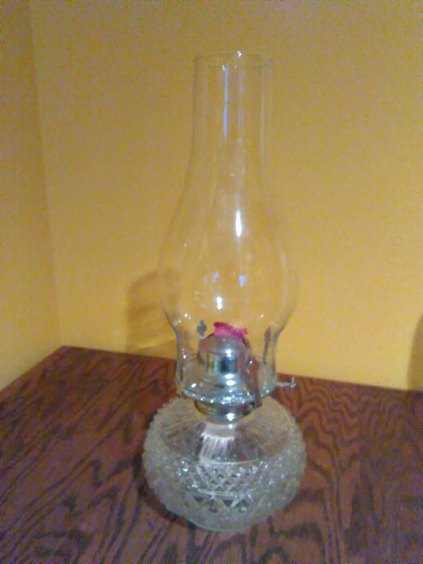 lot 203 image: Vintage 1985 Lamplight Farms Clear Diamond Glass Oil Lamp Model NR. 236