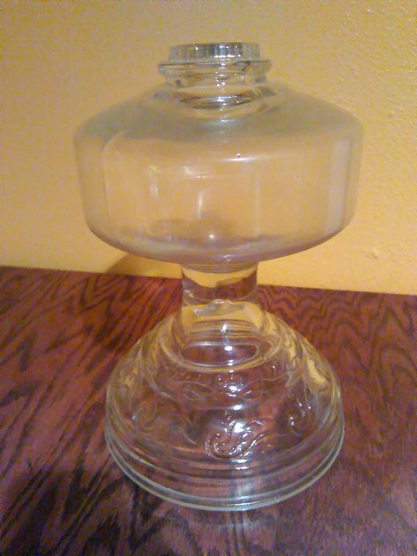 lot 204 image: Vintage Oil Lamp Base, 9 inches tall