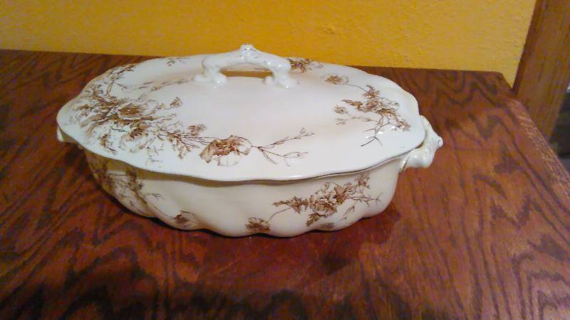 lot 223 image: Rare Doulton Burslem Rutland,  Covered Dish