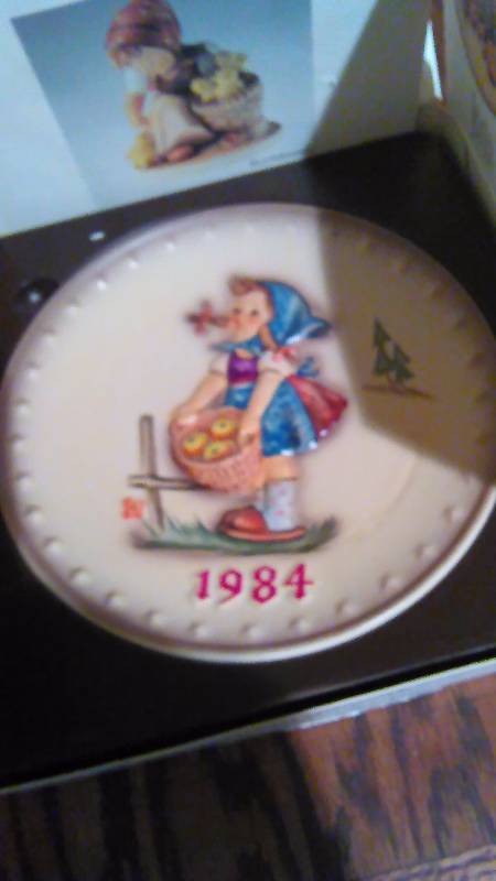 lot 227 image: 7.5  Hummel Plate, Annual Plate, 1984, 3-D