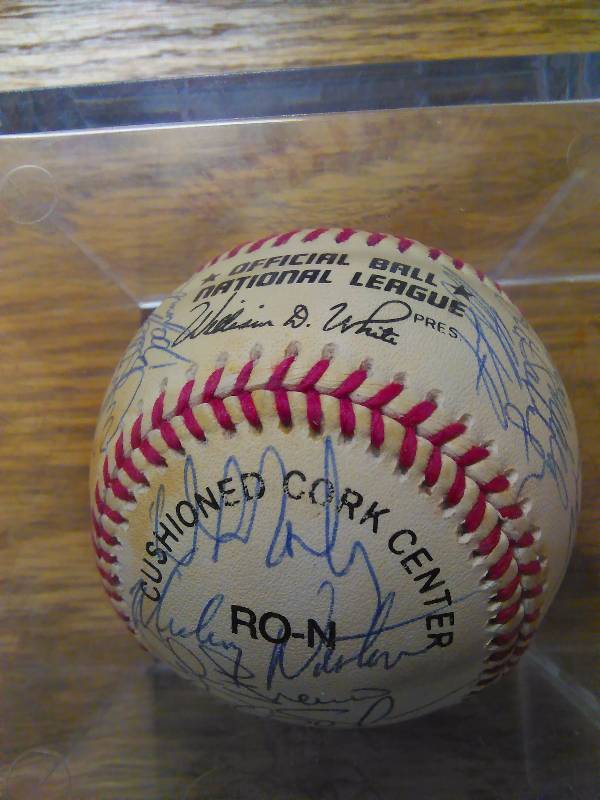 lot 259 image: 1993 NEW YORK METS TEAM SIGNED AUTOGRAPHED BASEBALL MURRAY GOODEN KENT TANANA
