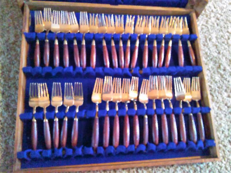 lot 264 image: Vintage Silverware, Johnnys Gems, 144 pieces, New Never Used, Circa 1950s