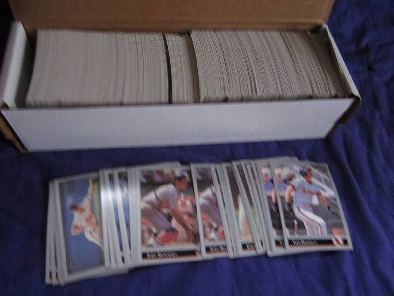 Box of 1992 leaf basketball cards...