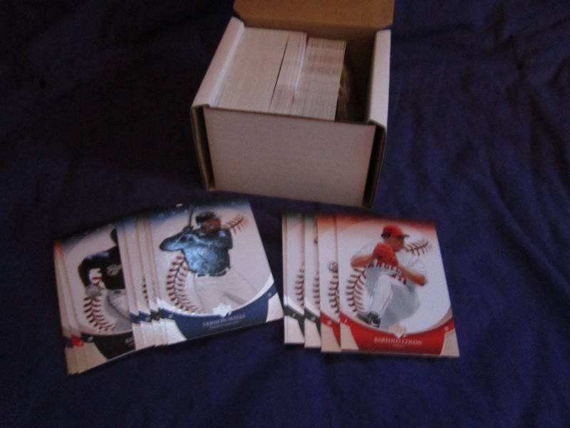 Box of 2008 upper deck icons footba...