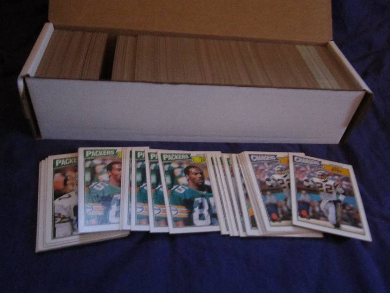 Box of 1987 Topps foot ball cards...