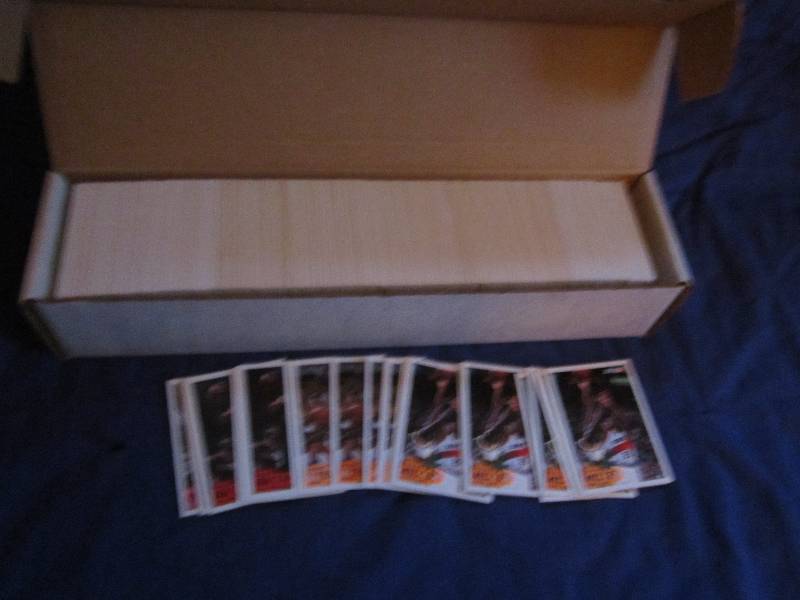 Box of 1993-94 fleer basketball car...