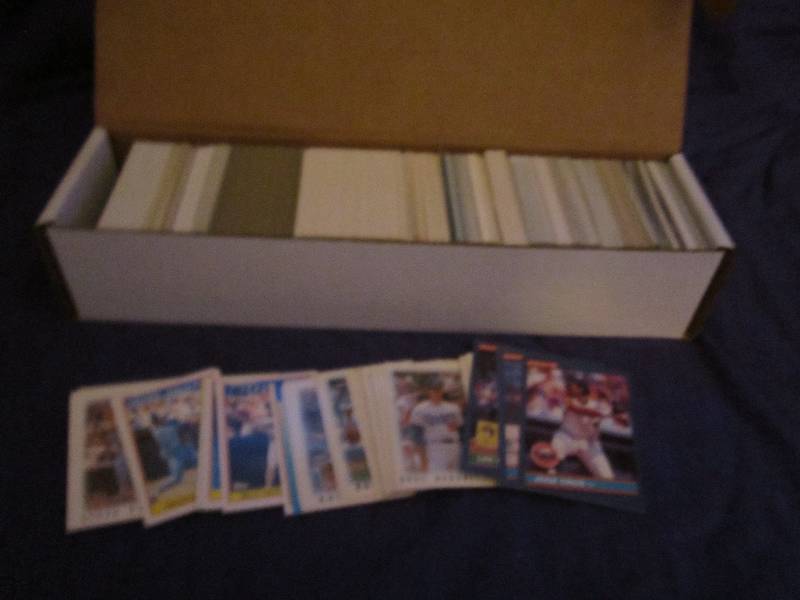 Box of mixed baseball cards...