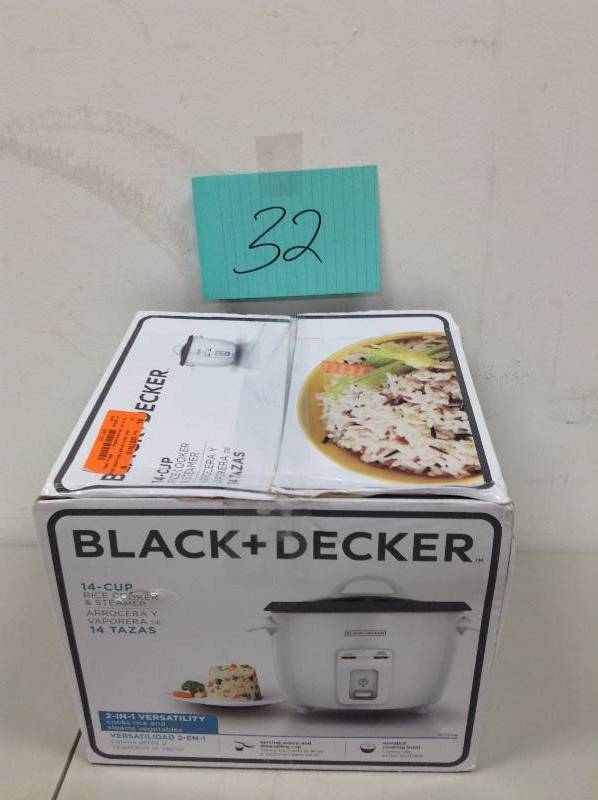 lot 32 image: Black and Decker 14 Cup Rice cooker