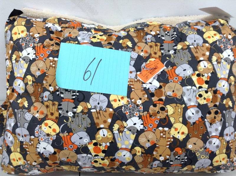 lot 61 image: Hide Away Cat Bed