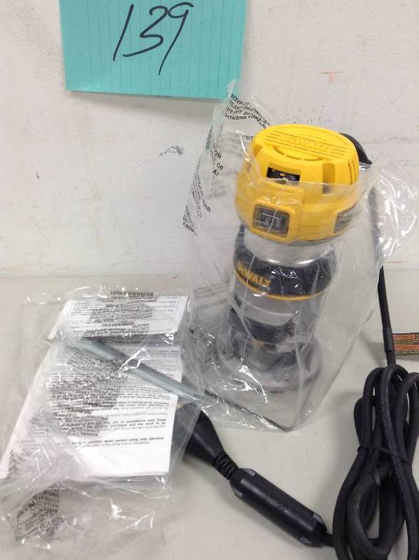 lot 139 image: DEWALT 1.25 HP Variable Speed Compact Router