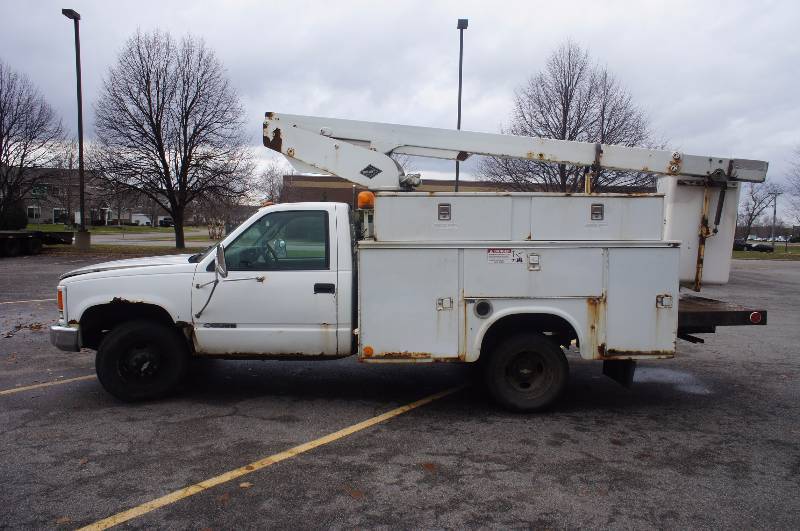 1999 CHEVY 3500 VERSALIFT -  WITH BOOM LIFT - 5.7L VORTEC - WEATHER GUARD TOOL STORAGE-  (# 1520)