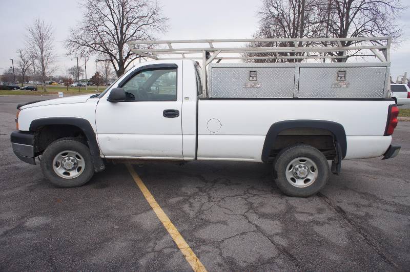 2004 CHEVY SILVERADO - 2500 - 6 LITER VORTEC - WEATHER GUARD TOOL STORAGE - LADDER RACK -  (#1280)