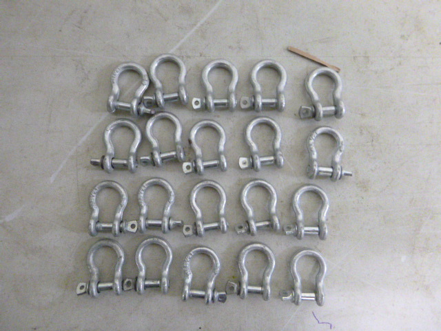 lot 541 image: 20 Small Clevis