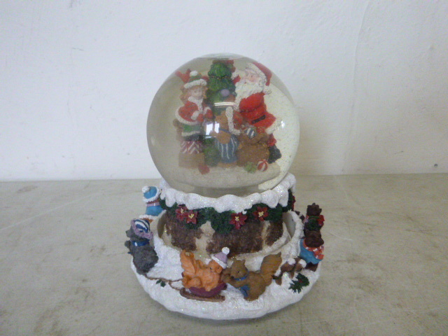 lot 574 image: Christmas Snow Globe