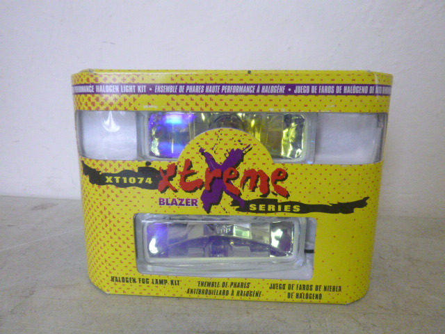 lot 102 image: 2 Blazer Xtreme Series XT1074 Halogen Fog Light Kit