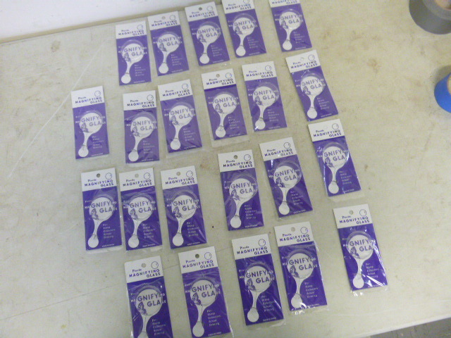 lot 219 image: 22 Magnifying Glasses