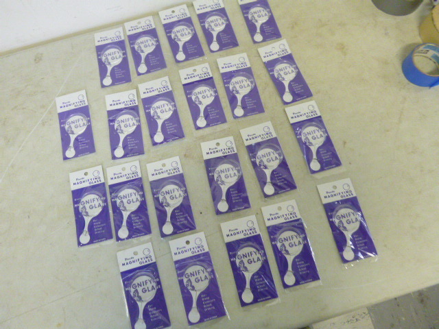 lot 220 image: 22 Magnifying Glasses