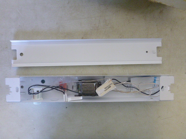 lot 275 image: Strip Light