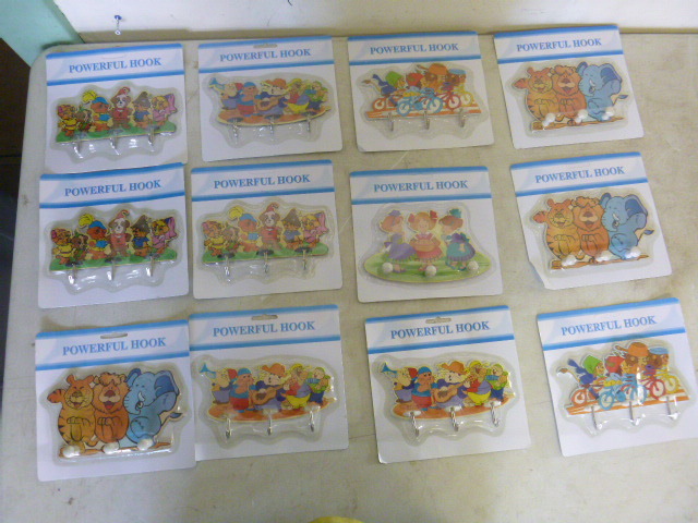 lot 337 image: 12 Plastic Powerful Hook Sets