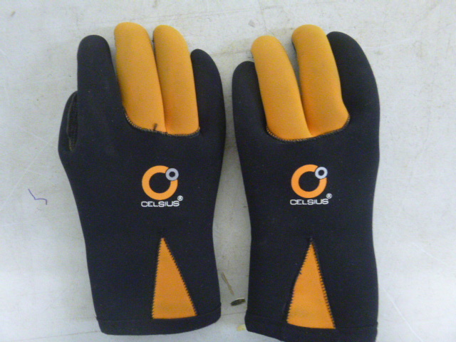 lot 449 image: Celsius Fishing Gloves