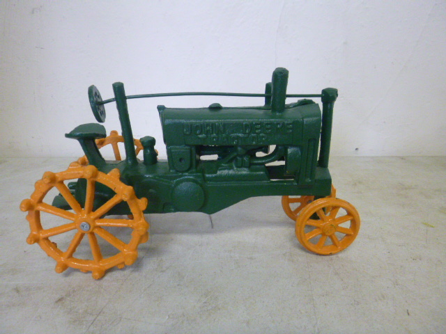 lot 465 image: Cast Iron John Deere Tractor