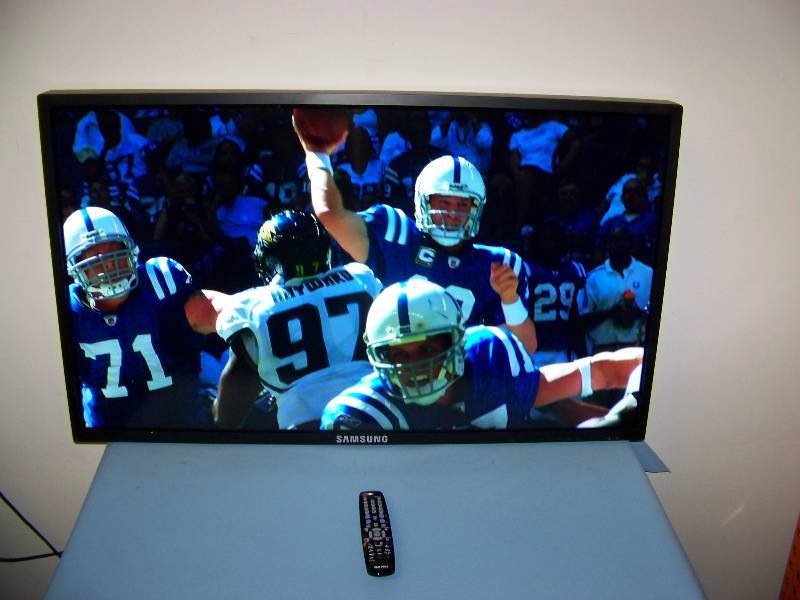lot 8 image: 52, Samsung, HD, LCD Display  Monitor with Remote Control