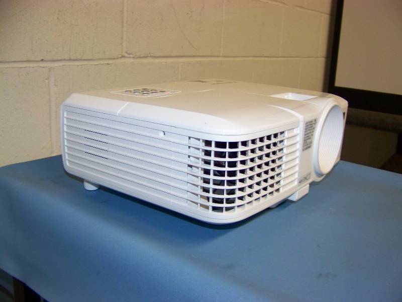 lot 15 image: Mitsubishi, EX241U, DLP Projector with HDMI Input