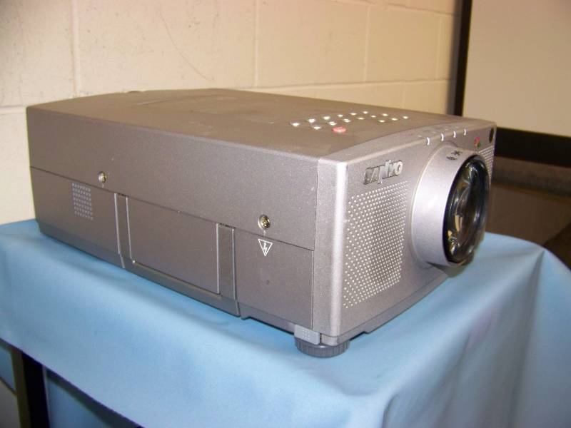 lot 17 image: Sanyo, PLC-XP18N, LCD Projector