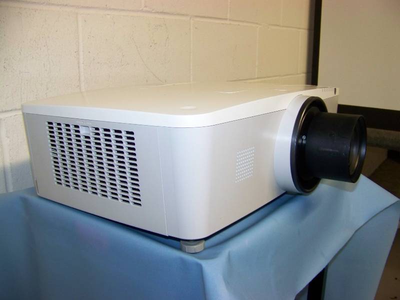 lot 13 image: Sanyo, PLC-WM4500L, WXGA, LCD Projector w HDMI Input and BRAND NEW 3000 Hour Lamp