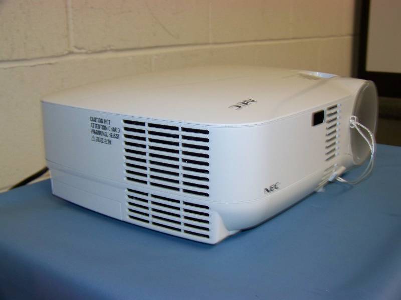 lot 18 image: NEC, VT595, LCD Projector