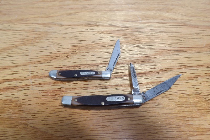 lot 8 image: Vintage Schrade 120T and 330T Old Timer Pocket Knives