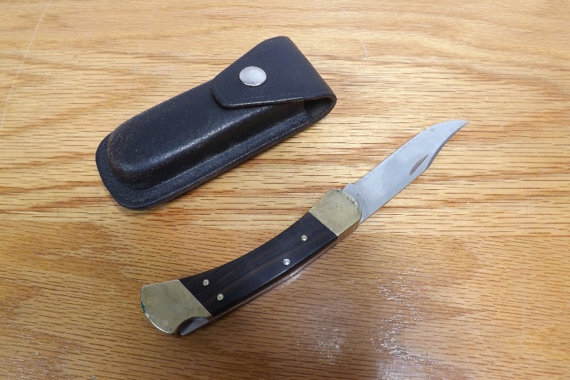 lot 10 image: Vintage Buck 110 Pocket Knife with Leather Case