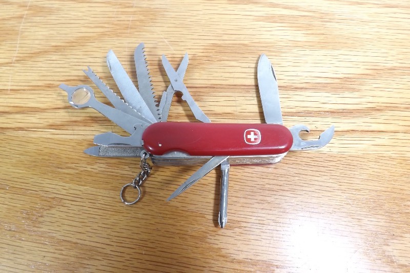 lot 12 image: Vintage Newer 13 Toll Victorinox Swiss Army Pocket Knife