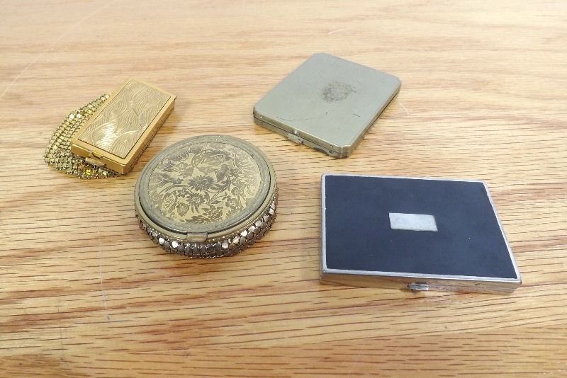 lot 31 image: 4 Vintage Metal Mesh etc. Art Deco CompactsCoin Purses